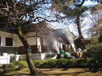 道場寺境内で消防演習、ものすごい数の保育園の園児たちが見学