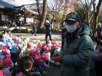 道場寺境内で消防演習、ものすごい数の保育園の園児たちが見学
