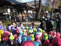 道場寺境内で消防演習、ものすごい数の保育園の園児たちが見学
