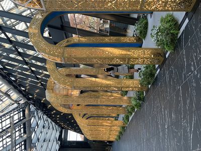 新宿住友ビルの三角ホールのクリスマスツリー