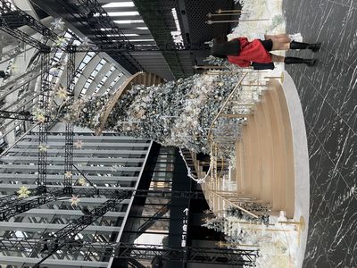 新宿住友ビルの三角ホールのクリスマスツリー