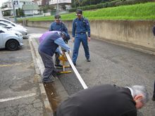 石神井消防署の方々から姿勢やポンプ操作など具体的な実地指導を