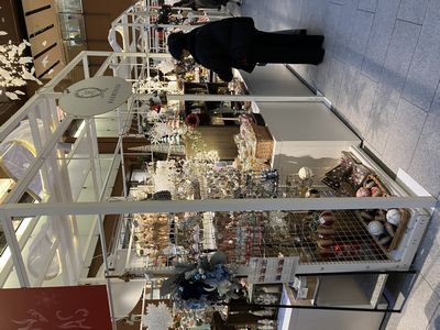 六本木ミッドタウンのホテルの中のクリスマスグッズの出店風景