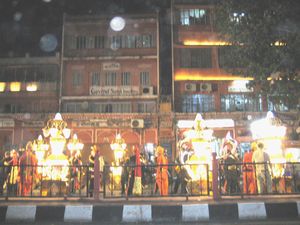 ４月２３日のジャイプールでは、ガンガウル祭の最終日に中心街で「夜のパレード」が行われます。