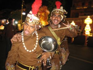 ４月２３日のジャイプールでは中心街で「夜のパレード」