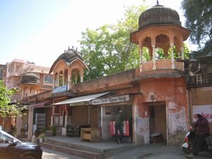 インドのジャイプールでは晴れてばっかりで、雨が降るとみんな喜び狂います。